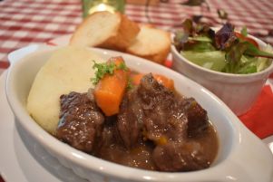 【クラシックカフェ 赤坂 カーサクラシカ】ブフ・ブルギニョン/牛肉(ブフ)の赤イン煮込み 税込 1,350円 